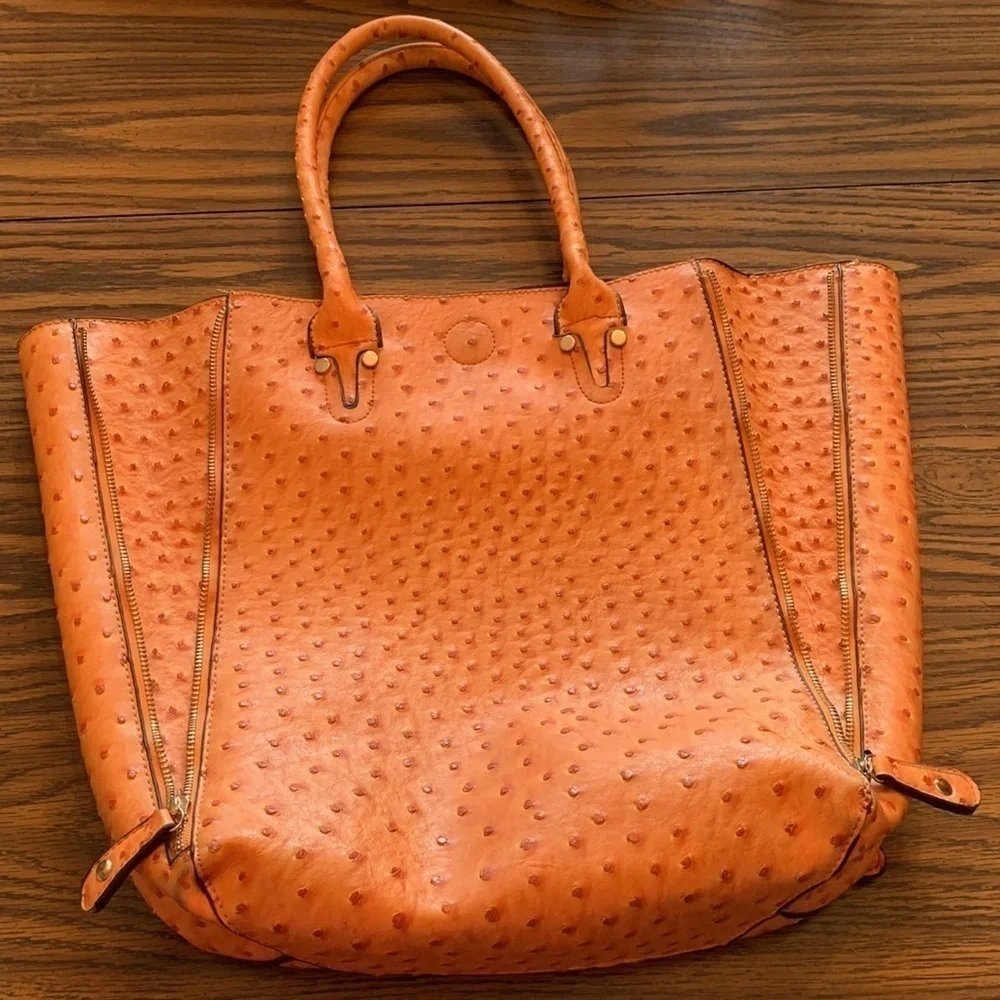 Studio 36 medium to large purse/tote bag. Really nice quality. Orange/4 zip outs